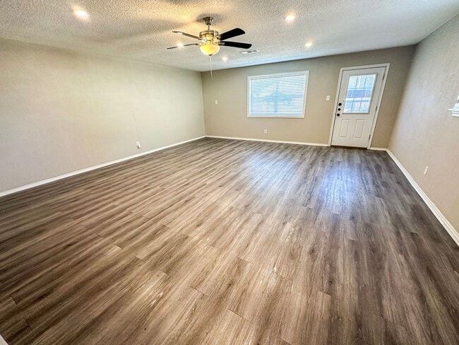 Building Photo - 3 Bedroom House in Hewitt - Midway ISD