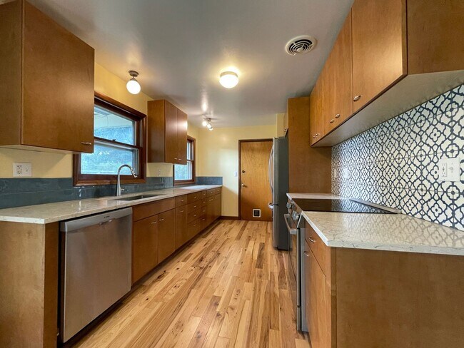 Building Photo - Charming Mid-Century Ranch with Large Yard and Attached Garage