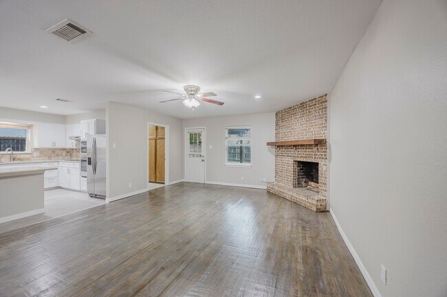 Building Photo - 4 Bedroom, 3 Bath Home Gorgeously Remodeled