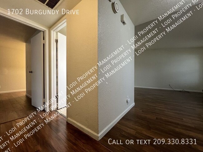 Building Photo - 1702 Burgundy Dr