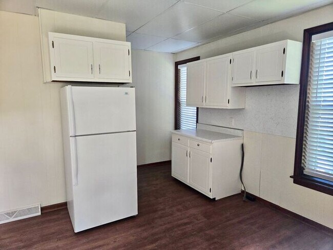 Building Photo - 2 bedroom main floor unit, Berrien Springs