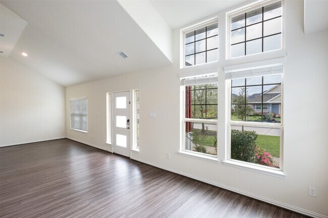 Building Photo - 216 N Lynx Trail