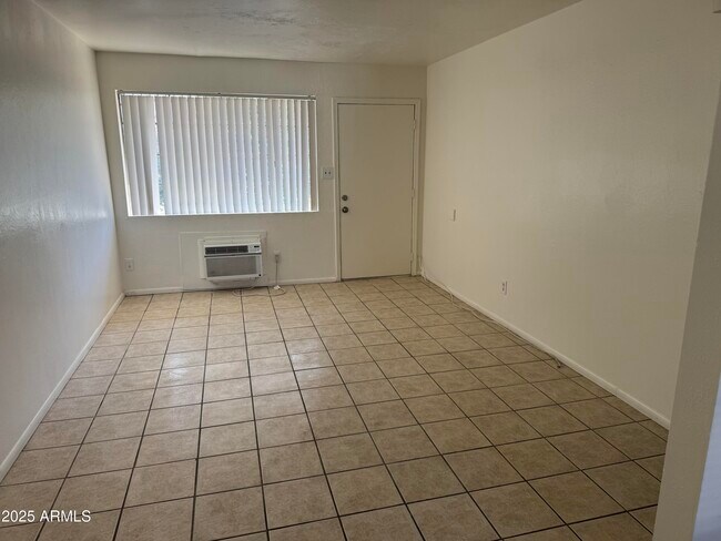 Building Photo - 1411 W Clarendon Ave