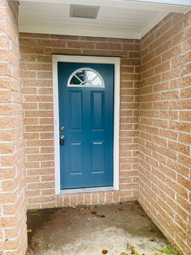 Building Photo - Beautiful recently Renovated 2 Bedroom 1.5...