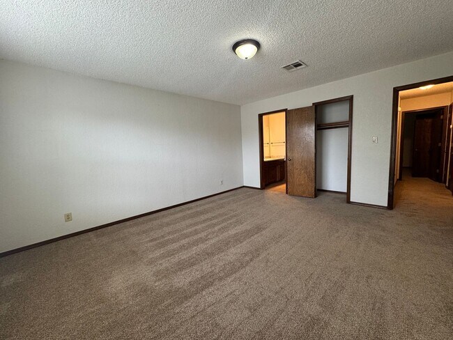 Building Photo - Gorgeous 3 bedroom 2.5 bathroom Duplex home!