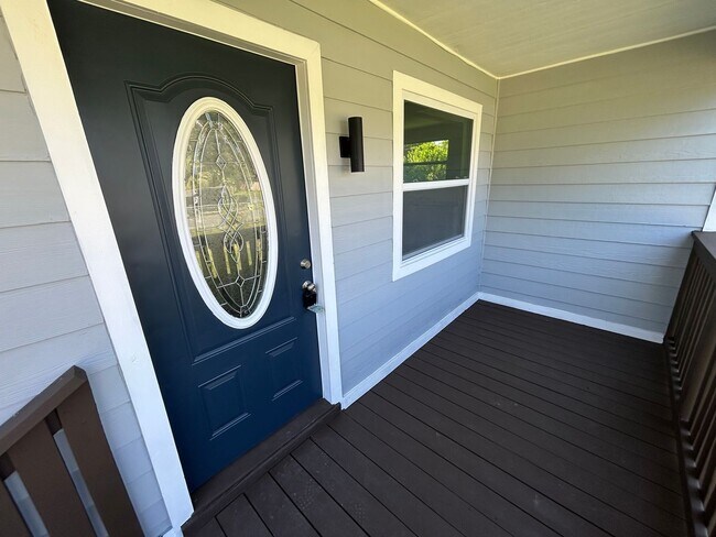 Building Photo - Charming & Completely Remodeled 3-Bedroom ...