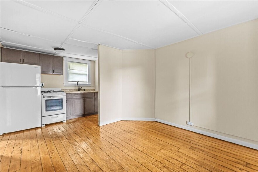 Building Photo - 47 Willow St
