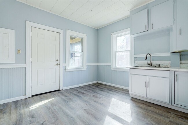 Building Photo - 459 Parsells Ave