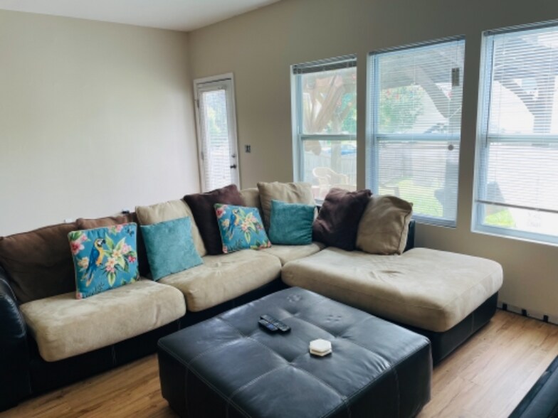 Building Photo - 9026 Sharpes Cir