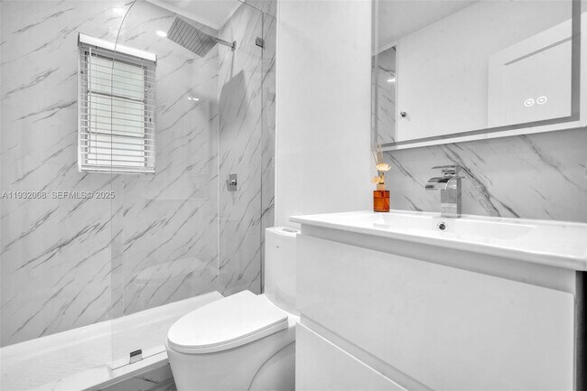 Building Photo - 401 SE 14th Ct