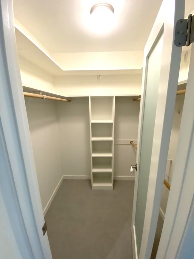 Building Photo - Gorgeous Remodeled 1BR Condominium in Sharon Heights