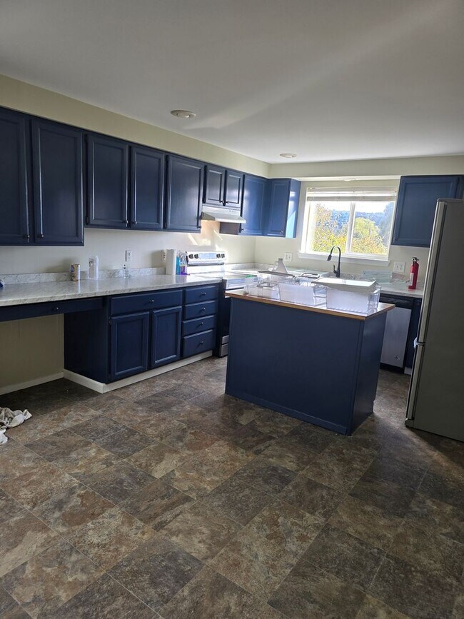 Building Photo - Amazing 3 bed with option for 4th bedroom ...