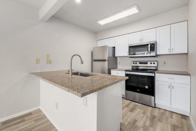 Building Photo - 6910 Hart Ln