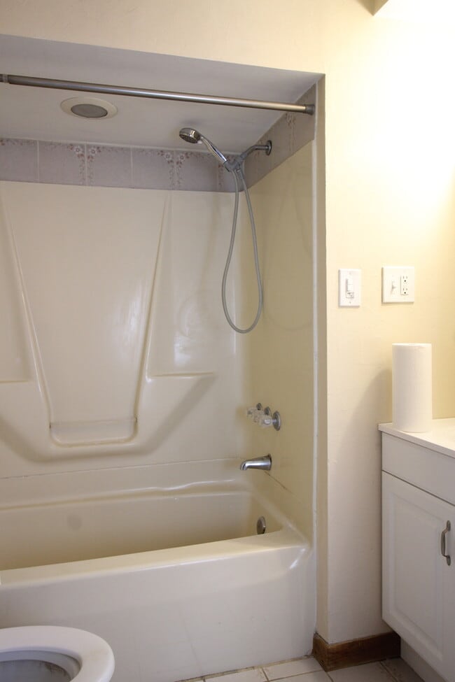 Building Photo - Charming Locust Point 2bd+Den/1ba Rowhome ...