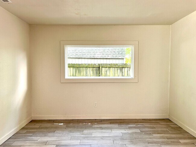 Building Photo - Updated 3 Bed / 2 Bath home with Single Car Garage in Farmington