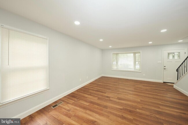 Building Photo - 9900 Kingsbridge Dr