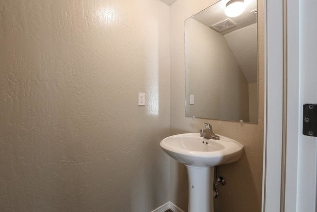 Building Photo - 512 Center Way