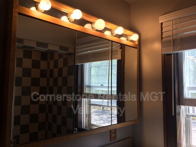 Building Photo - 253 College St SE