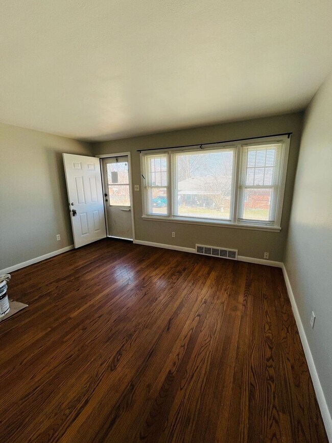 Building Photo - Adorable 3 bedroom 1 bath home!   Close to...