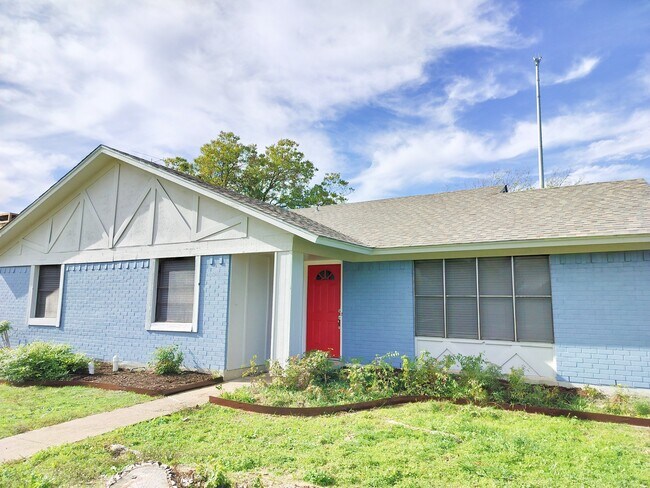 Primary Photo - 1417 McCallum Dr
