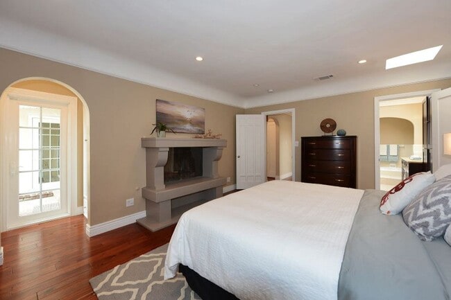 Building Photo - Welcome to this beautifully updated Spanis...