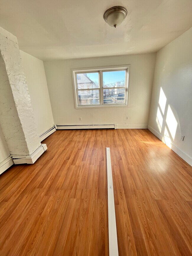 90 Armstrong Ave 2R - 88 Armstrong Ave