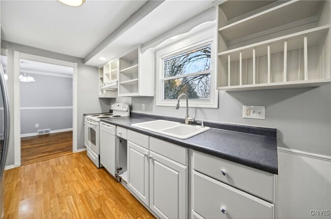 Building Photo - 310 Midwood Dr