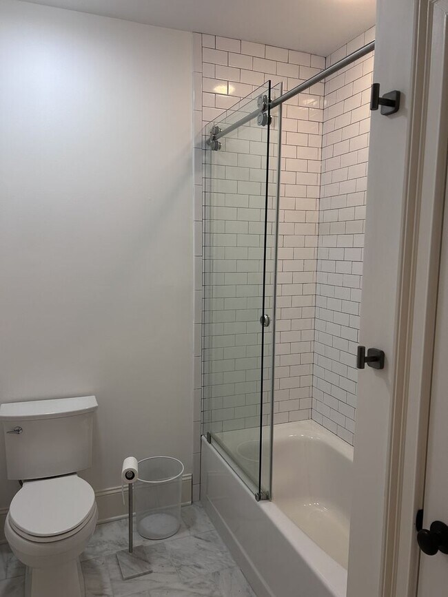 Building Photo - 212 Village Walk Ln