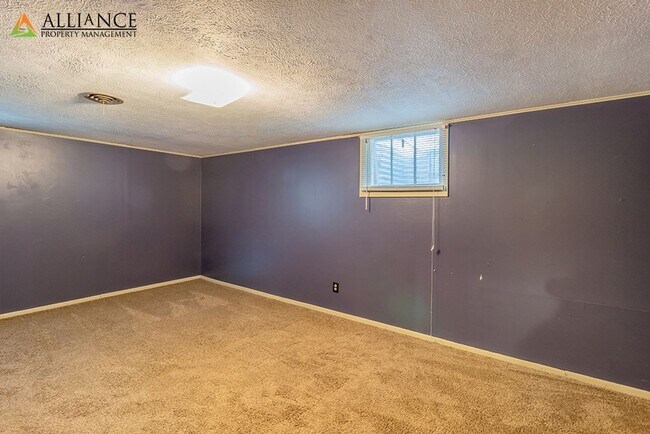 Building Photo - 1526 Jarvis Dr