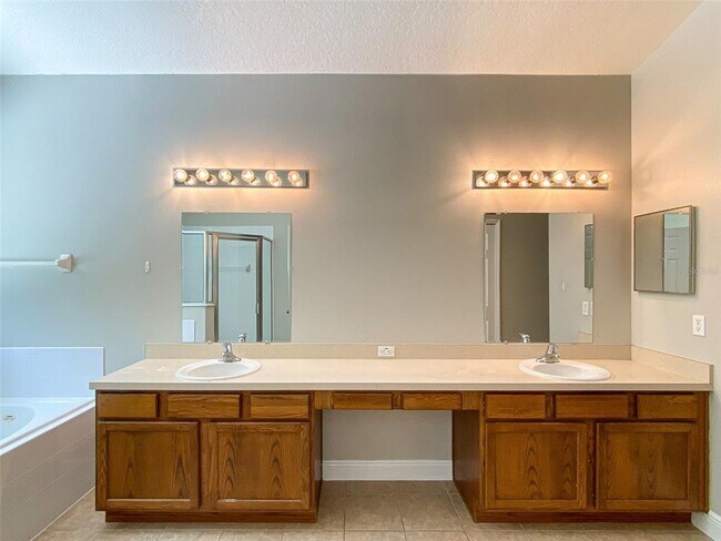 Building Photo - 3018 Lakewood Pointe Dr