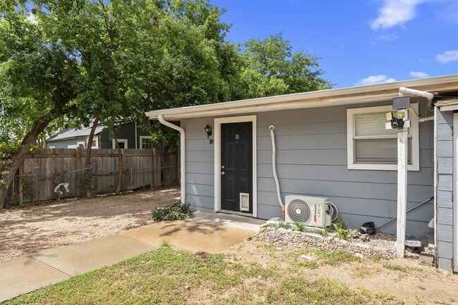 Building Photo - 506 W Grady Dr