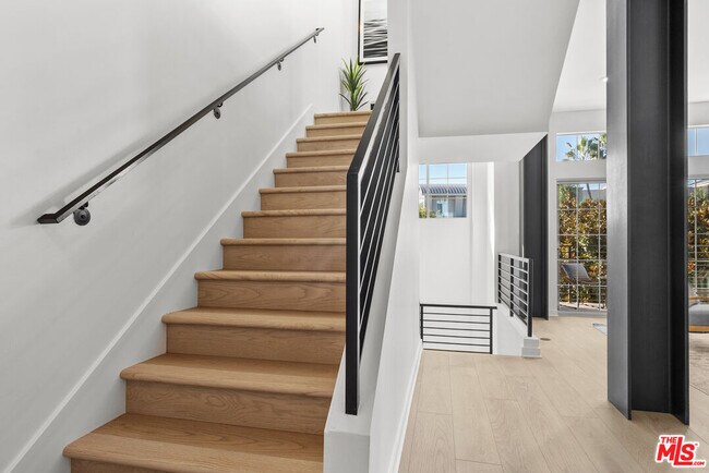 Building Photo - 5350 Playa Vista Dr