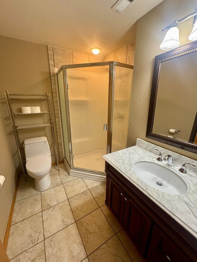 Building Photo - Gorgeous 4 bedroom with Loft and 3 car gar...