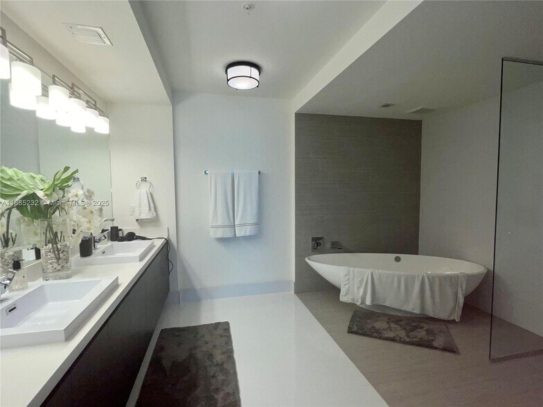 Building Photo - 300 Sunny Isles Blvd