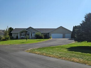 Building Photo - Luxury Golf Course Living on the Snake Riv...