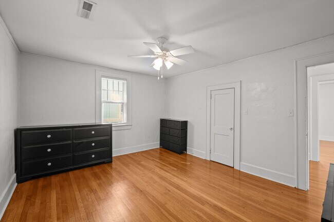 Building Photo - Spacious 5-Bed Home with Front Porch, Deck...
