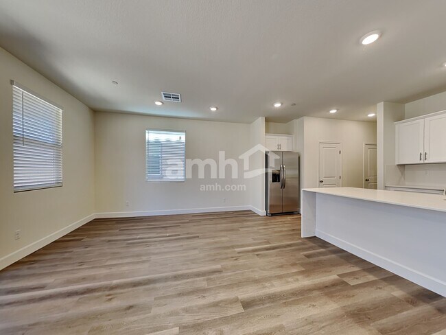 Building Photo - 123 Charmante Tulip Ln