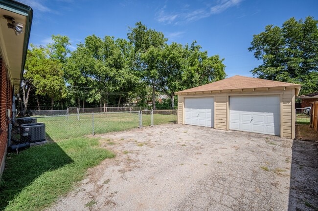 Building Photo - Cozy Forest Hills Retreat in East Dallas