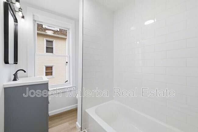 Building Photo - 848 Bank St