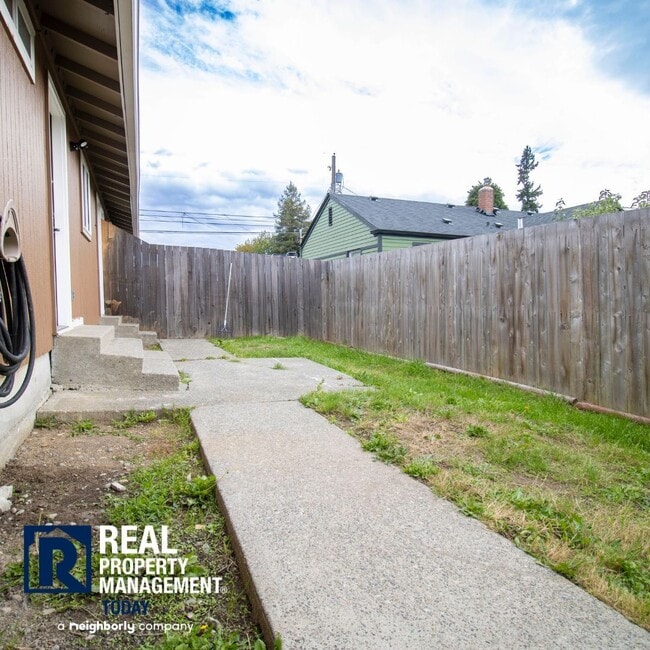 Building Photo - Newly Remodeled Duplex In Tacoma!