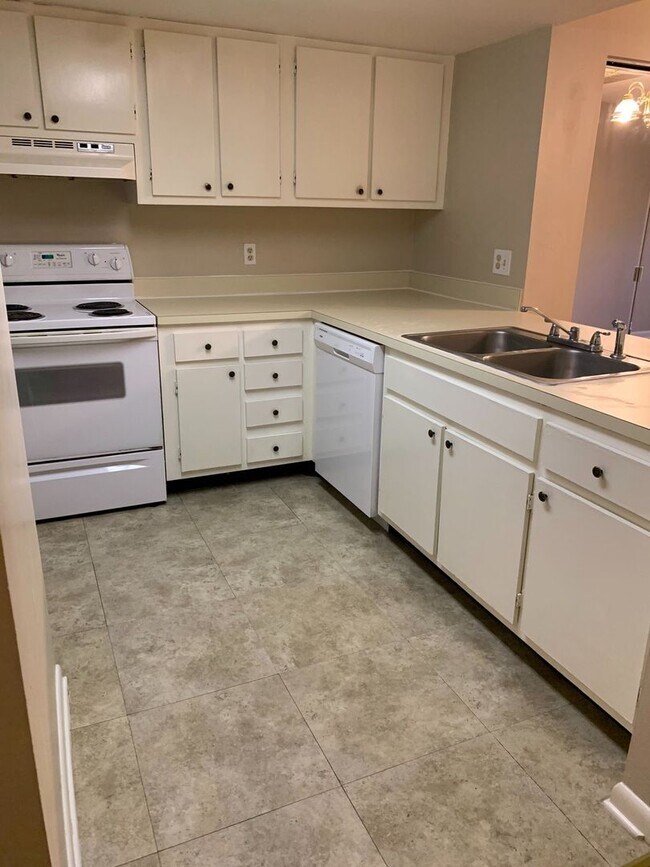 Building Photo - End unit in Tiffany, Look! SubLease