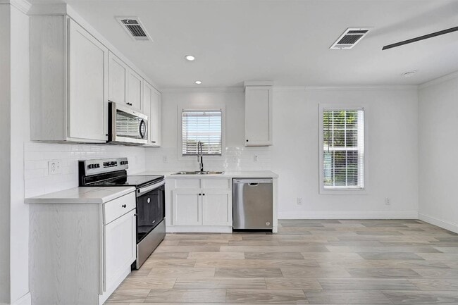 Building Photo - 2210 Seaview St