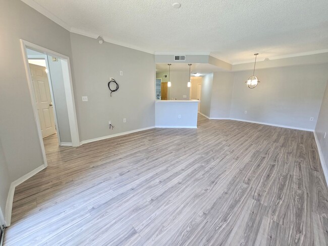 Building Photo - Luxury 1BR/1BA Condo with Fabulous Views i...