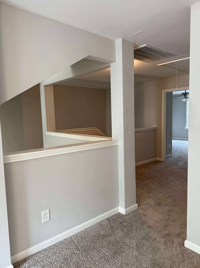 Building Photo - 1045 Neeleys Bend E