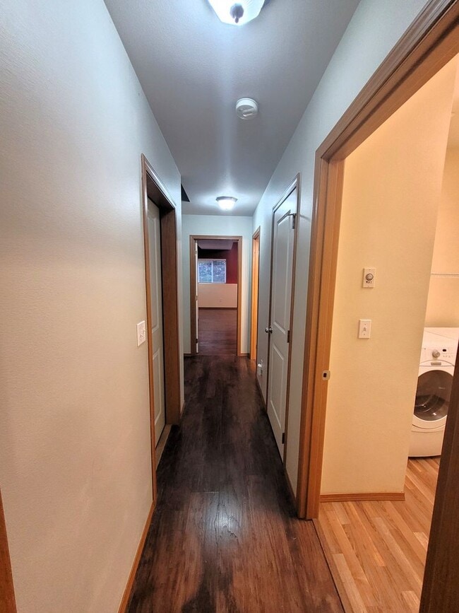 Building Photo - Spacious 3 Bedroom Home with Garage