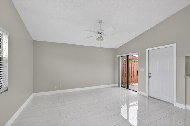 Building Photo - 484 Springdale Cir