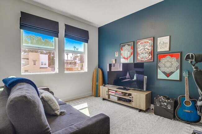 Building Photo - Welcome to your modern La Mesa townhome with solar!