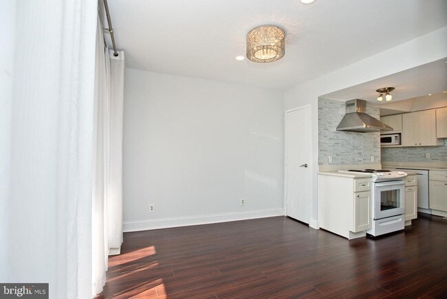 Building Photo - 126 E Chelsea Cir