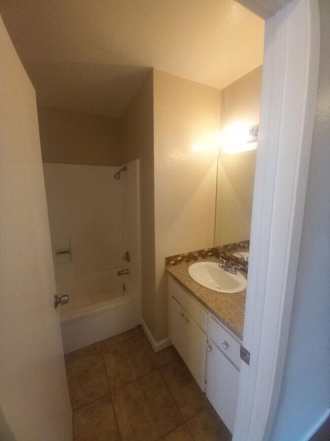 Building Photo - Move in Special ** $500 off 1st month's rent