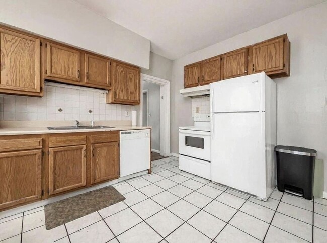 Building Photo - 227 E Northwood Ave